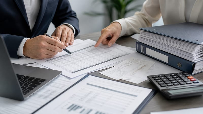 Profesionales revisando facturas y gastos subvencionables de una ayuda pública