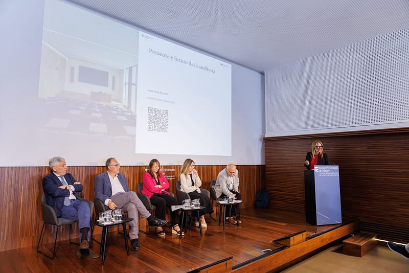 Sala del acto de graduación de la conferencia Presente y futuro de la auditoría
